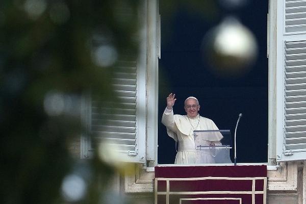 El Sumo Pontífice concluyó ayer  la celebración del tradicional  Ángelus dominical, deseando a todos una "Navidad de esperanza y hermandad". (Foto Prensa Libre: AFP)