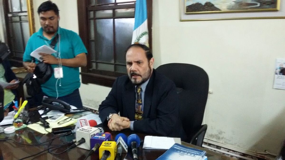 El director del Registro de Ciudadanos Leopoldo Guerra confirma el número de candidatos a participar en las elecciones del 6 de septiembre. (Foto Prensa Libre: Manuel Hernández)