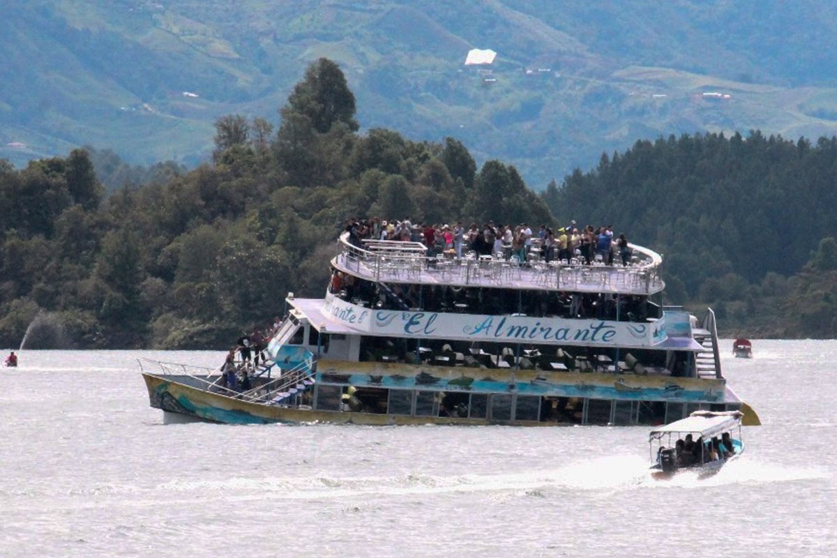 El barco turístico Almirante se ve en el embalse de Penol en el municipio de Guatape en Antioquia.(Foto Prensa LIbre:AFP).