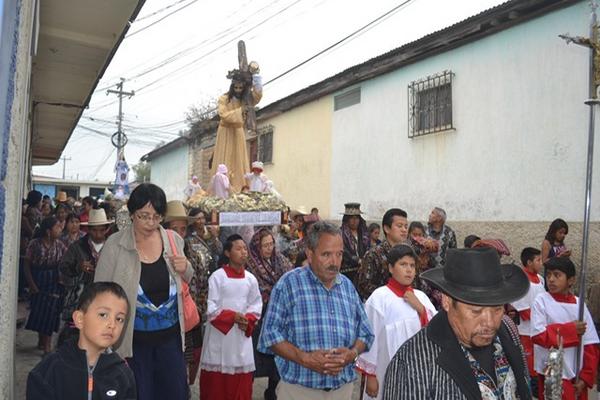 Pobladores cargan en hombros procesión de Jesús Nazareno, en la cabecera departamental de Sololá. (Foto Prensa Libre: Édgar René Sáenz)<br _mce_bogus="1"/>