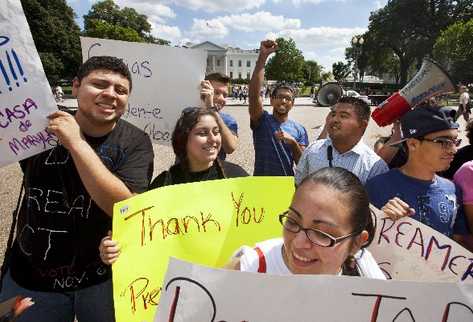 Jóvenes sin papeles muestran su agradecimiento al presidente estadounidense, Barack Obama. (Foto Prensa Libre: AP)