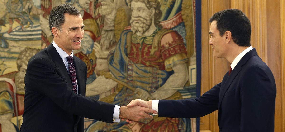 El rey Felipe VI recibe en audiencia en el Palacio de la Zarzuela al secretario general del PSOE, Pedro Sánchez (d). (Foto Prensa Libre: EFE).