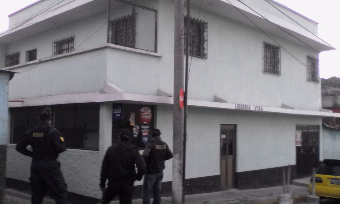 Agentes de la Deic controlar uno de los inmuebles allanados en la zona 6 de Mixco. (Foto Prensa Libre: Cortesía PNC)