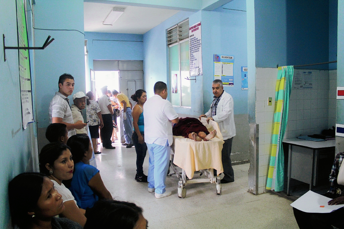 Médicos de l Hospital Nacional de Jalapa reciben a una de las mujeres arrolladas por un vehículo en Mataquescuintla. (Foto Prensa Libre: Hugo Oliva)