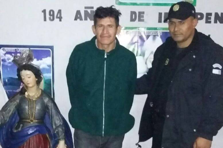 Héctor Alejandro Matamoros es aprehendido por la PNC sindicado del robo de una imagen religiosa en Santa Catarina Mita, Jutiapa. (Foto Prensa Libre: PNC)