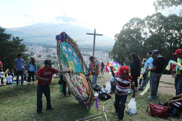 Turistas y pobladores participan en vuelo de barriletes en el Cerro de la Cruz, Antigua Guatemala, Sacatepéquez. (Foto Prensa Libre: Miguel López)