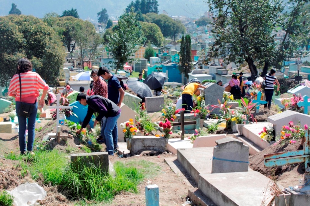 Parientes de difuntos arreglan las tumbas en el cementerio general de Xelajú. (Foto Prensa Libre: María José Longo)