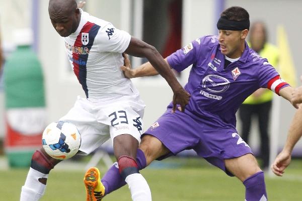 El colombiano Víctor Ibarbo, del Cagliari, defiende el balón con fortaleza ante Manuel Pasqual, de la Fiorentina. (Foto Prensa Libre: AFP)