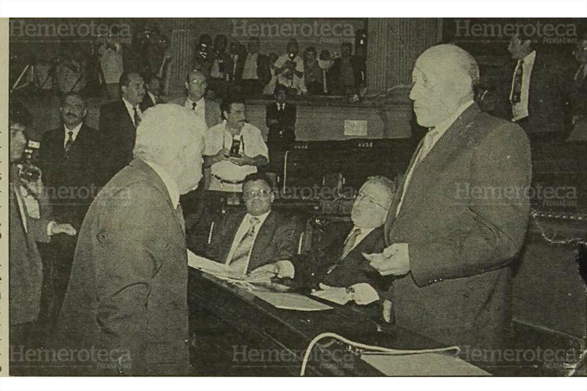 El diputado Enrique Guillén Funes (izquierda), discute con el representante Carlos García Porras después que éste le diera una bofetada en el rostro el 5/9/1993. (Foto Hemeroteca PL)