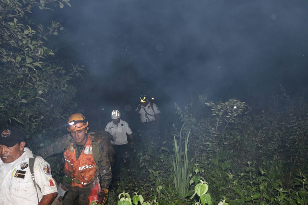 Socorristas luchan por rescatar a Julio Rodolfo Alvarado Mayén, sobreviviente de un accidente aéreo. (Foto Prensa Libre: Renato Melgar)