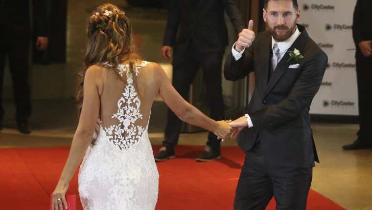 La familia Messi-Roccuzzo llegará a Barcelona en las próximas horas. (Foto Prensa Libre: EFE)