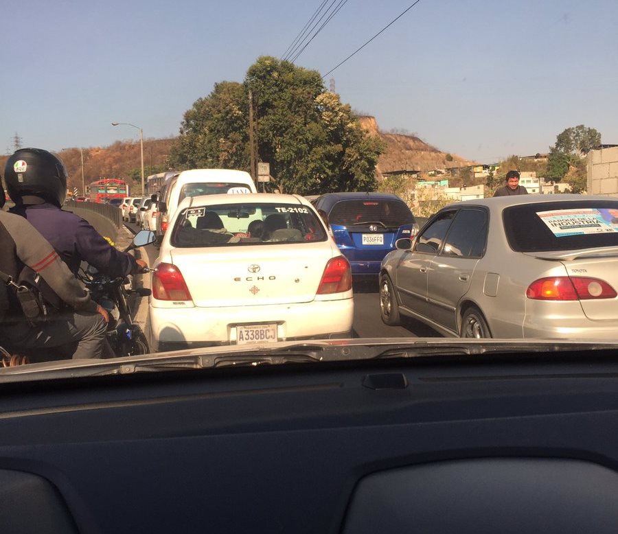 Tránsito detenido en el cruce a Lomas del Norte, zona 17. Foto Prensa Libre: @delvalleyany