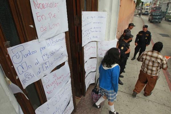 Agentes de la Policía Nacional Civil vigilan el Instituto Belén, zona 1,  en donde hasta ayer nadie daba información sobre las inscripciones.