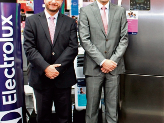Martín Prera, de Grupo Distelsa, y Arturo González, de Electrolux, en la presentación.
