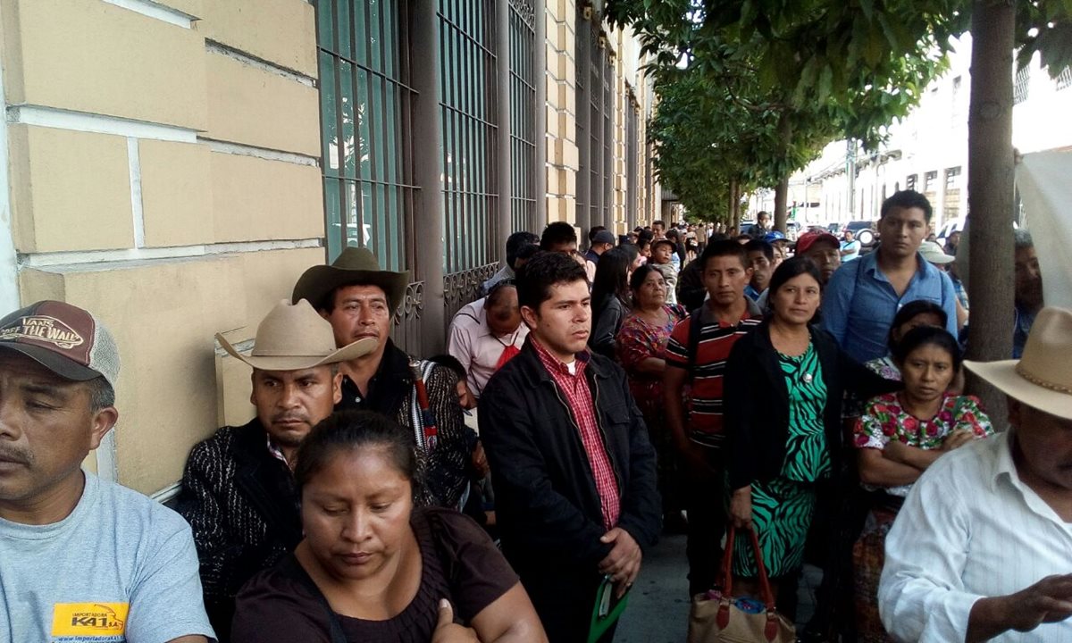Manifestantes frente al Congreso en la 8a. avenida de la zona 1 mantienen bloqueado el tránsito. (Foto Prensa Libre: Érick Ávila)