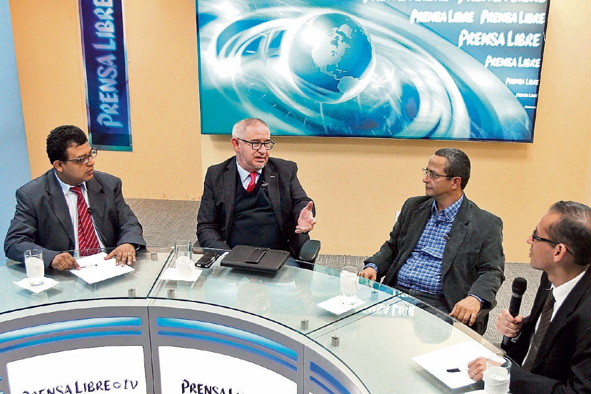 Los expertos Ramiro Macdonald y Secil de León —al centro— conversan con Manuel Hernández y Geovanni Contreras.