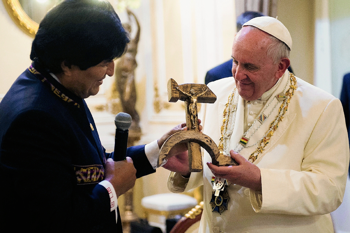 El presidente de Bolivia, Evo Morales, obsequió al papa Francisco un crucifijo tallado en madera sobre la hoz y el martillo, símbolo del comunismo, durante una reunión en privado. (Foto Prensa Libre:AP).