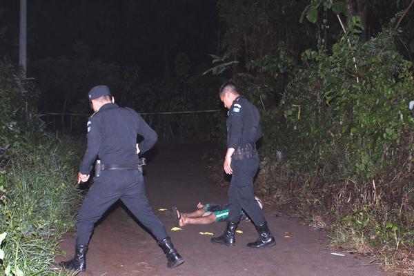 Personal de la PNC resguarda el cadáver en espera del Ministerio Público.