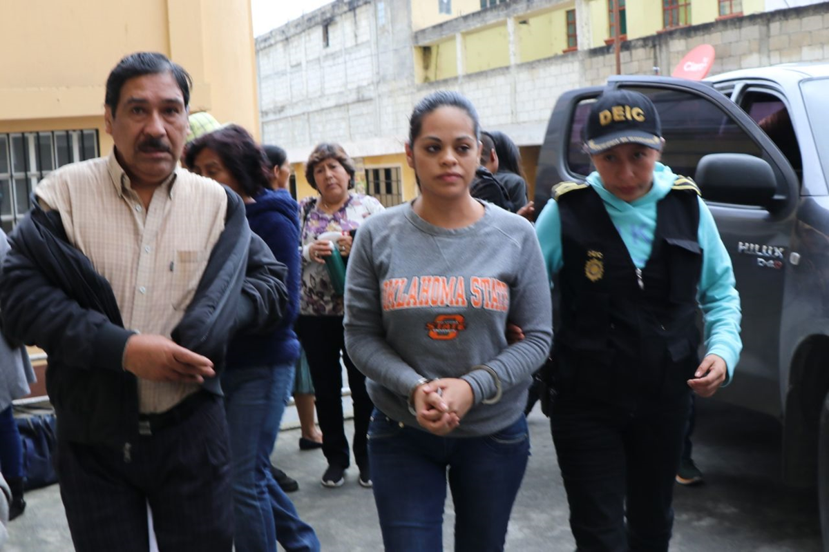 Lilyana Ávila, cuñada del exfuncionario habría sido favorecida con un contrato para médico turnista. (Foto Prensa Libre: Whitmer Barrera)