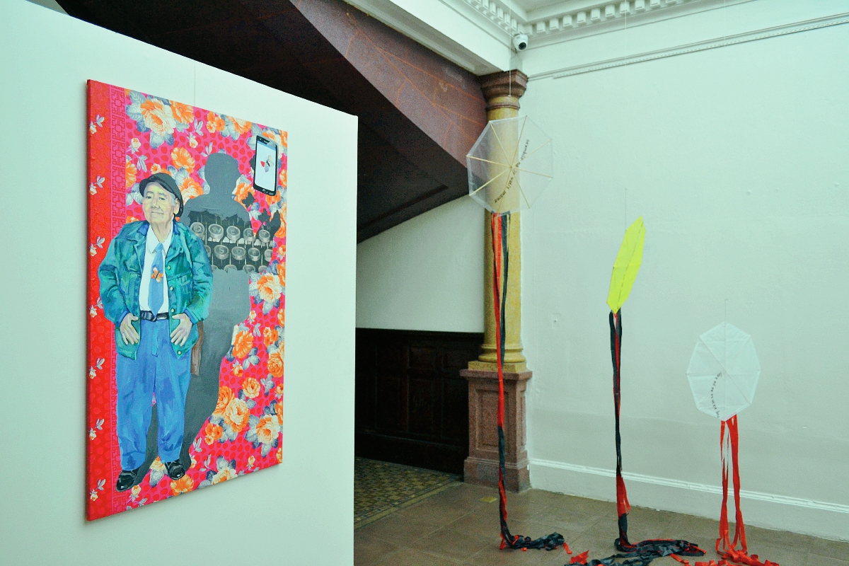 La muestra ofrece un serie de cuadros dedicados a literatos guatemaltecos. (Foto Prensa Libre: Ángel Elías)