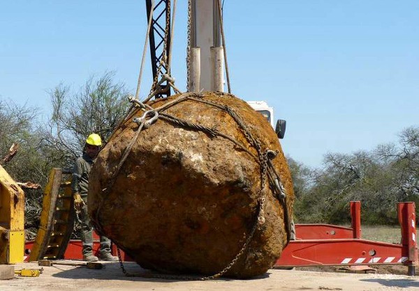 El segundo meteorito más grande del mundo fue descubierto en Charata, Chaco,Argentina. (Foto Prensa Libre: EFE).