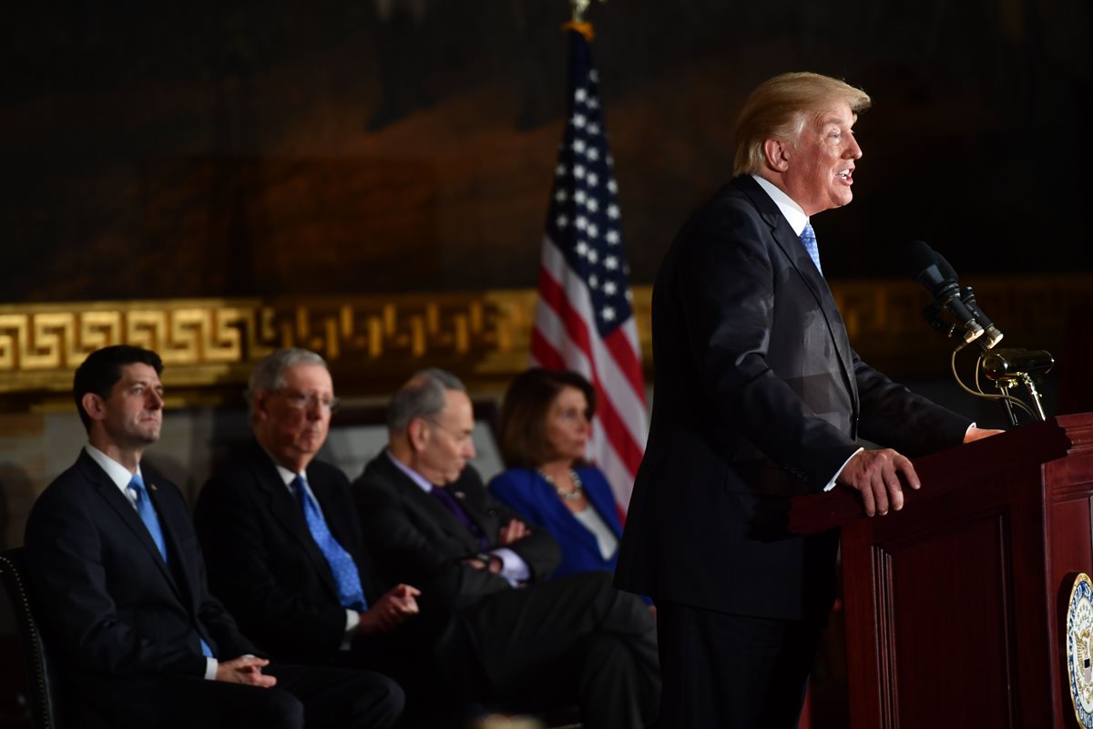 Republicanos le habían advertido a Trump sobre sus anunciados premios a las "noticias falsas", como una falta de ética. (Foto Prensa Libre: AFP)