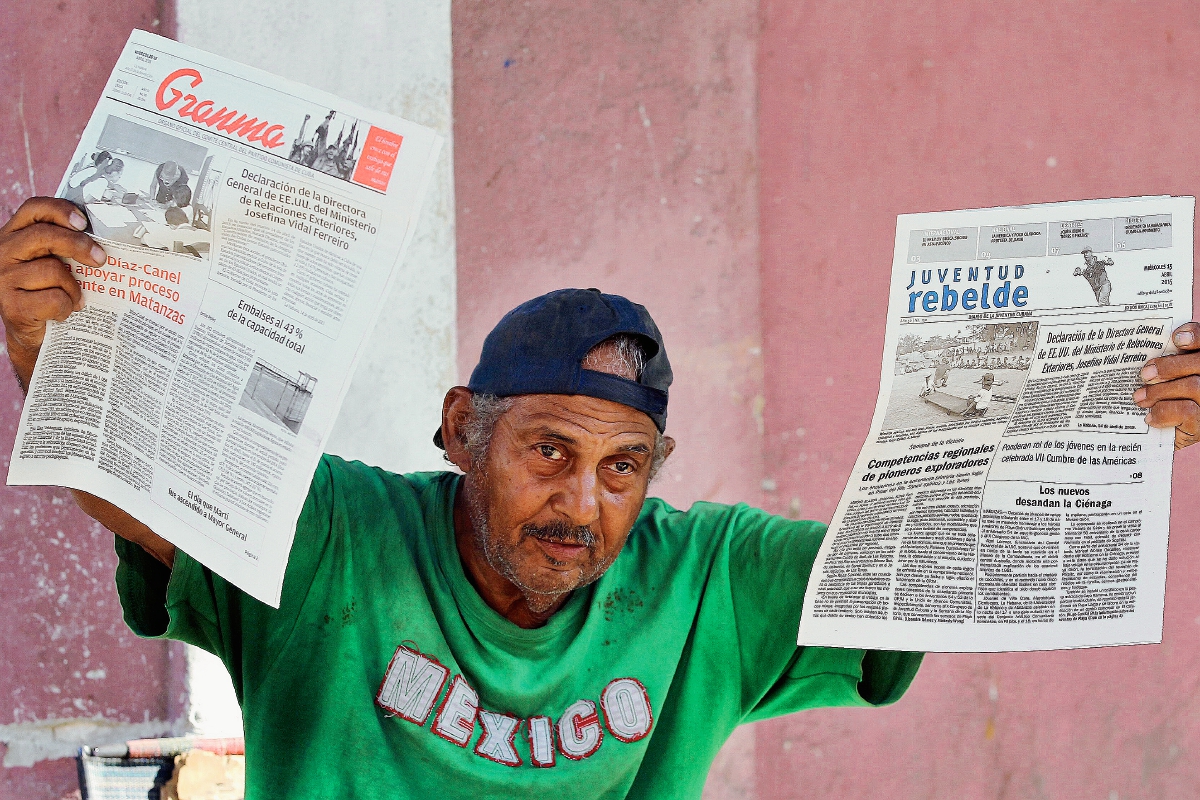 Un vendedor muestra los diarios oficiales en una calle de La Habana, Cuba. (Foto Prensa Libre: EFE).