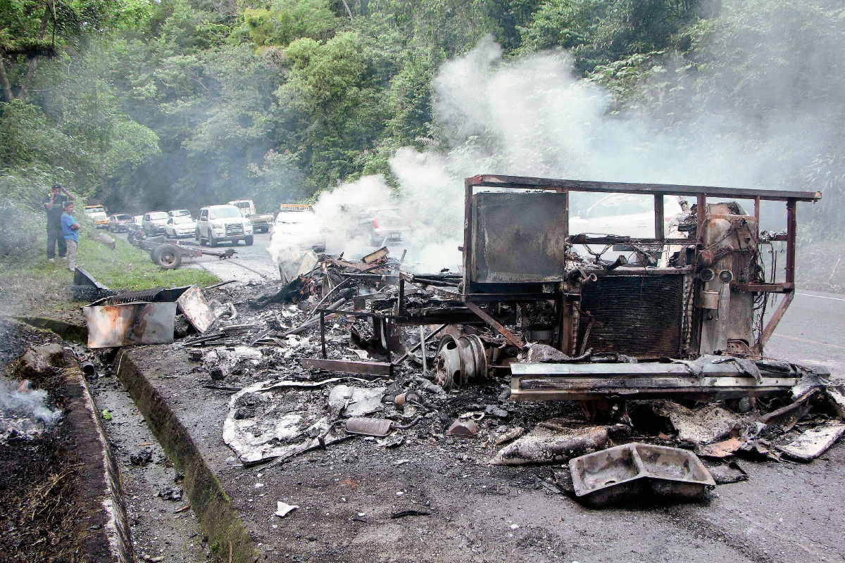 Fuego destruye casa rodante de circo, en El Palmar, Quetzaltenango. (Foto Prensa Libre: Rolando Miranda)
