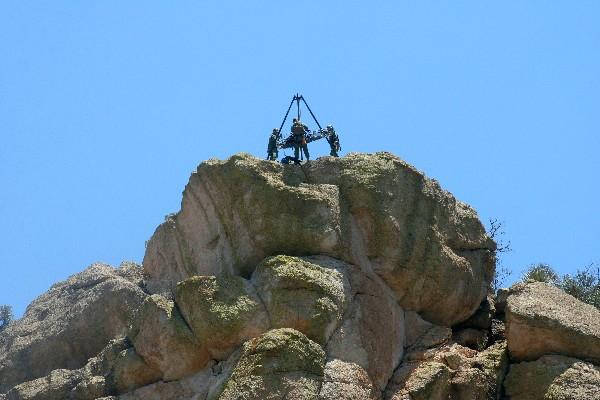 Agentes de la Patrulla Fronteriza de EE. UU. efectúan un rescate en el desierto de Arizona. (Foto Prensa Libre:EFE)