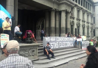Algunos manifestantes ya se encuentran frente al Palacio Nacional. (Foto Prensa Libre: Jerson Ramos)