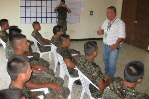 Efectivos del Ejército son capacitados por el Inab. (Foto Prensa Libre: Inab)<br _mce_bogus="1"/>