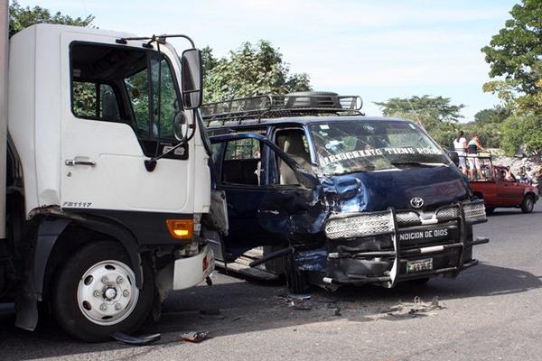 Vehículos involucrados en el accidente de tránsito que ocurrió en Santa Cruz Muluá. (Foto Prensa Libre: Rolando Miranda)<br _mce_bogus="1"/>