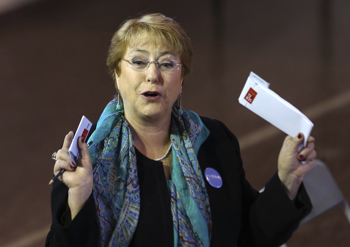 Michelle Bachelet emite su voto en Santiago de Chile. (Foto Prensa Libre: AP)