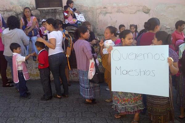 A un mes después de iniciar el ciclo escolar, la escuela aún no cuenta con maestros. (Foto Prensa Libre: Estuardo Paredes)