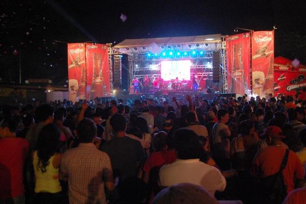 Decenas de personas corean las canciones de Alux Nahual, durante concierto en la Feria de Verano de Coatepeque. (Foto Prensa Libre: Alexánder Coyoy)<br _mce_bogus="1"/>