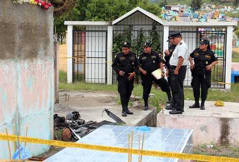 Miembros de la Policía Nacional Civil recaba evidencias sobre el hecho en el cementerio. (Foto Prensa Libre: Hugo Oliva)