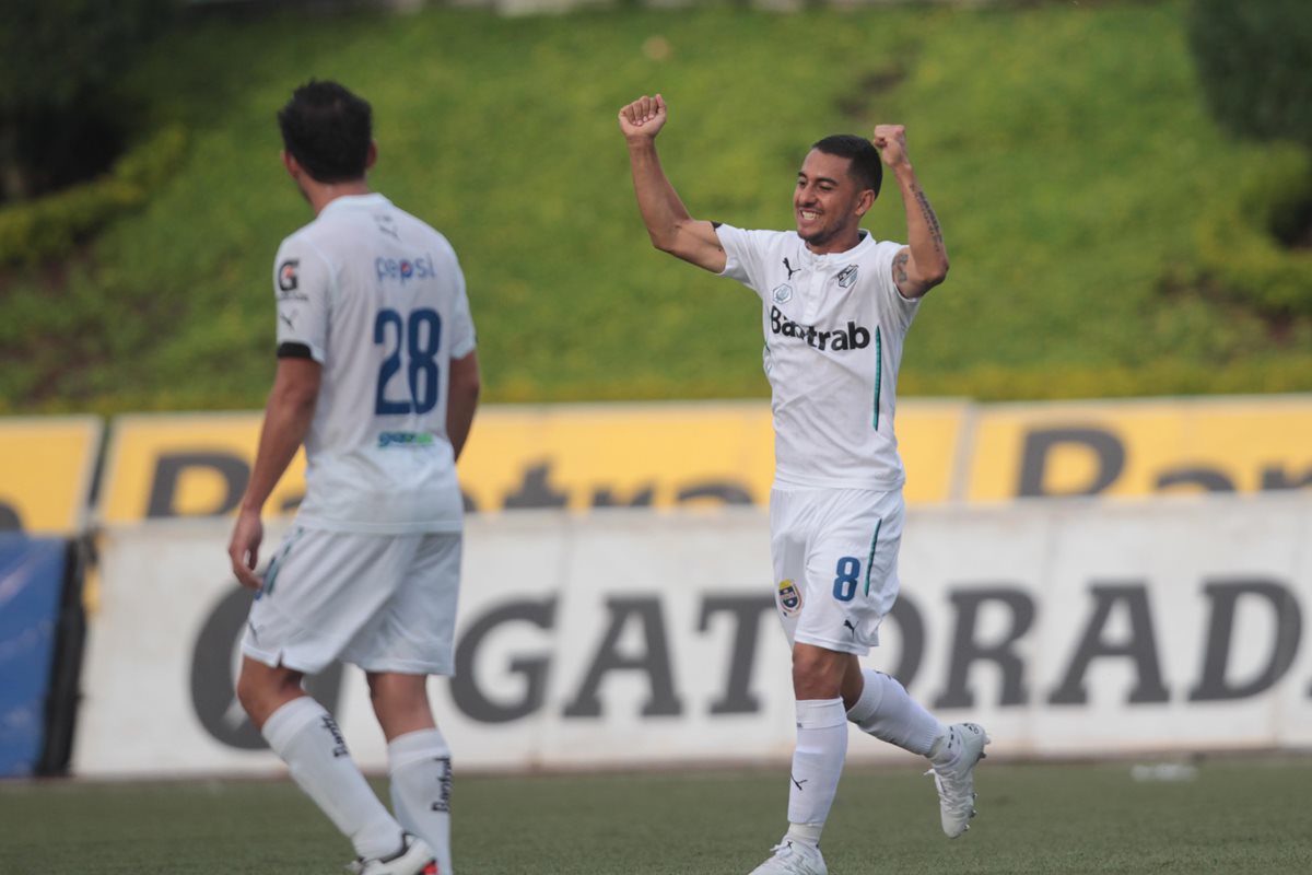 Estrada marcó el gol del triunfo para los cremas esta tarde en el Cementos. (Foto Prensa Libre: Norvin Mendoza)