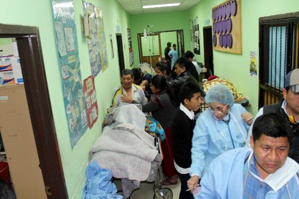 Heridos en accidente de tránsito son atendidos en pasillos del hospital  de Nebaj, Quiché, pues se saturaron todos los sevicios. (Foto Prensa  Libre: Óscar Figueroa)