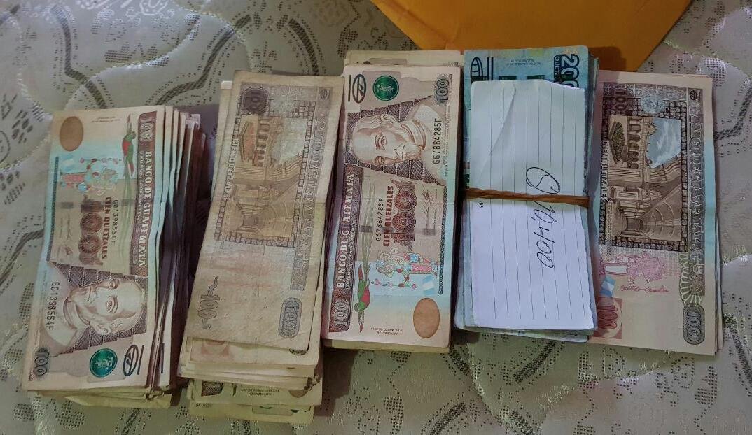 En una vivienda en San Martín Jilotepeque, Chimaltenango, la PNC localizó Q35 mil en efectivo y cuentas bancarias. (Foto Prensa Libre: PNC)