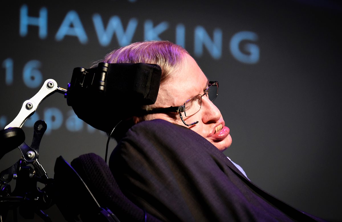 Arrestan en España a mujer que amenazó al científico Stephen Hawking. (Foto Prensa Libre: AFP).