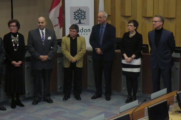 Autoridades de la alcaldía de London, en Ontario, Canadá, rinden homenaje al guatemalteco Alfredo Caxaj. (Foto Prensa Libre: Colombia en London)<br _mce_bogus="1"/>
