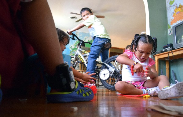 <em>Autoridades instalaron a Sonia López (izda) un localizador en el tobillo.(Foto Prensa Libre:AP)</em>
