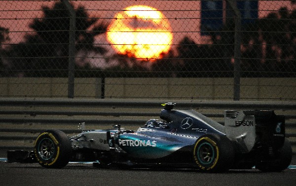 Nico Rosberg (Mercedes) en acción en el circuito de Abu Dabi. (Foto Prensa Libre: AP)