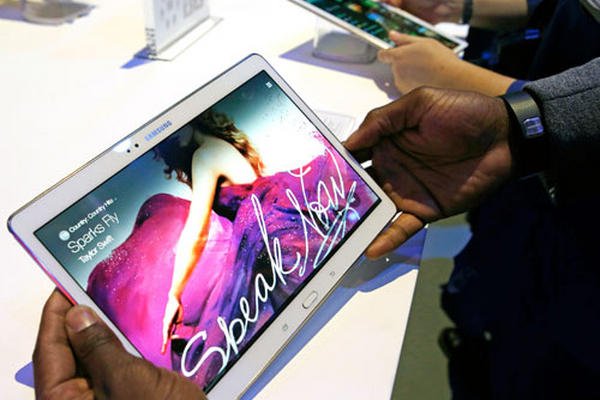 Las Galaxy Tab S incluyen un lector de huellas digitales. (Foto Prensa Libre: AFP)