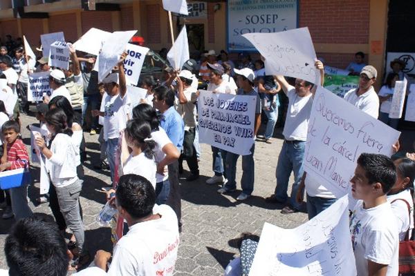 La manifestación tuvo lugar frente al Juzgado de Primera Instancia del municipio, porque estaba prevista una audiencia de los líderes de la Junta de Seguridad capturados. (Foto Prensa Libre: Ángel Julajuj)<br _mce_bogus="1"/>