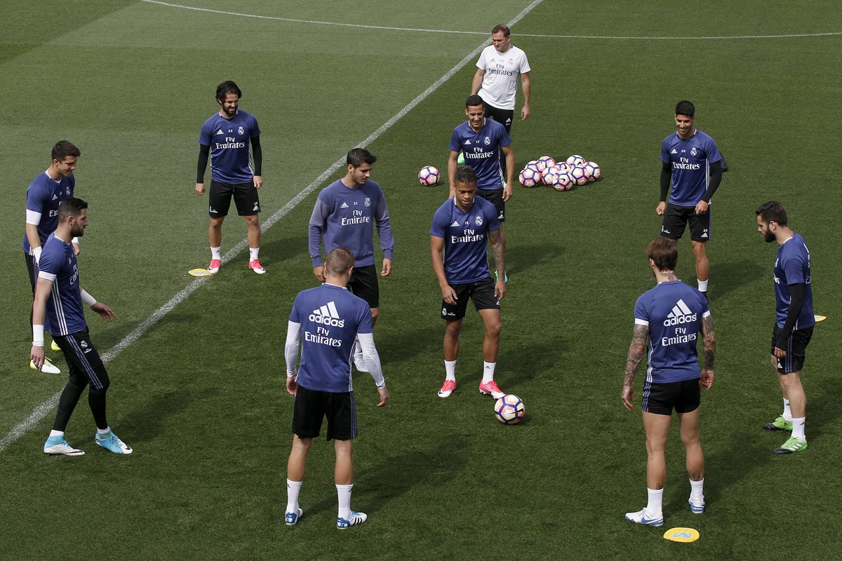 Los jugadores del Real Madrid durante la práctica de este martes. (Foto Prensa Libre: EFE)