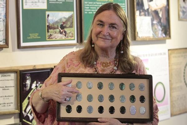 Mary Lou Ridinger, de Jades S.A, muestra la variedad de tonos de jade, los cuales se logran según la combinación de los distintos minerales. (Foto Prensa Libre: Álvaro Interiano)