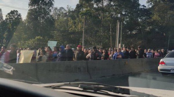 Usuarios de redes reportaron la manifestacion que efectúan los vecinos de Villa Nueva en el kilometro 18 ruta al Pacífico. (Foto Prensa Libre: internet)