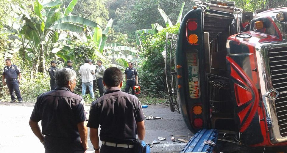 Autobús queda volcado en Chicacao, Suchitepéquez, donde murió una persona. (Foto Prensa Libre: Melvin Popá)