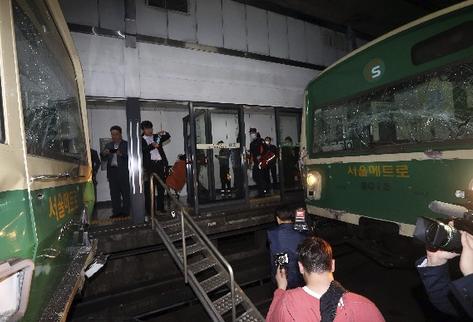 Autoridades de Corea del Sur investigan el choque de trenes en Seúl. (Foto Prensa Libre: EFE).